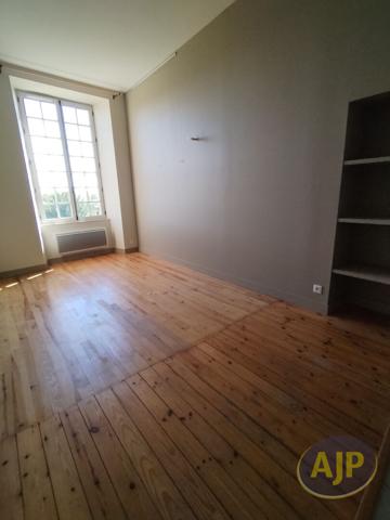 Appartement à louer Saintes : 2 pièces, 35m² avec 1 chambre(s) à 530€ - AJP Immobilier Saintes