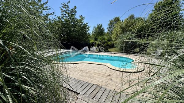 Villa d'exception de plain-pied avec piscine, géothermie et terrain arboré Et si vous viviez comme en vacances toute l'année