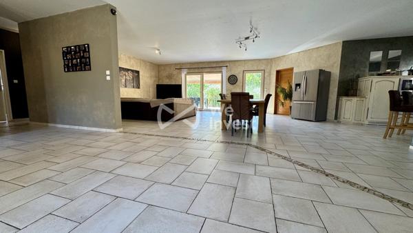 Villa d'exception de plain-pied avec piscine, géothermie et terrain arboré Et si vous viviez comme en vacances toute l'année