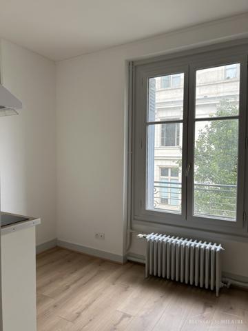 POITIERS, PLACE DE LA MAIRIE, STUDIO ENTIEREMENT RENOVE
