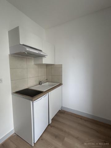 POITIERS, PLACE DE LA MAIRIE, STUDIO ENTIEREMENT RENOVE