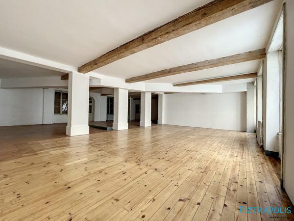 A SAISIR LOCAL COMMERCIAL DE 207M² A RENOVER