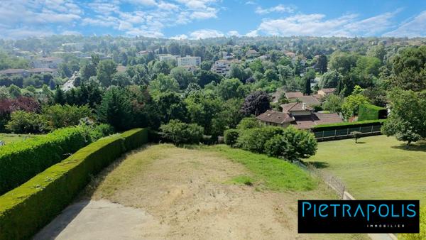 CALME et VUE DEGAGEE - Terrain constructible de 775 m²