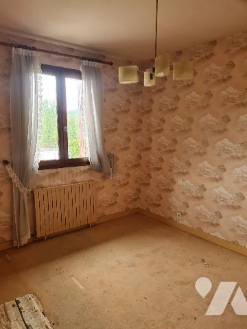 Venez visiter cette maison d'env. 95m² habitable, élevée sur sous-sol total située à 7mn en voi...
