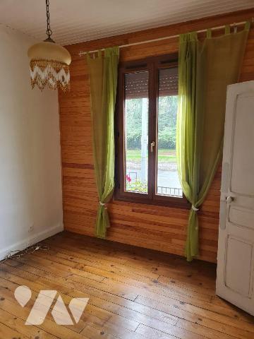 Venez visiter cette maison d'env. 95m² habitable, élevée sur sous-sol total située à 7mn en voi...