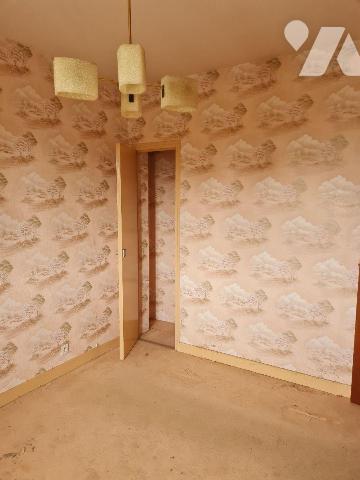 Venez visiter cette maison d'env. 95m² habitable, élevée sur sous-sol total située à 7mn en voi...