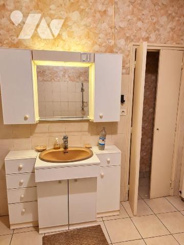Venez visiter cette maison d'env. 95m² habitable, élevée sur sous-sol total située à 7mn en voi...