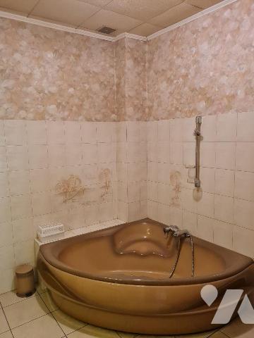 Venez visiter cette maison d'env. 95m² habitable, élevée sur sous-sol total située à 7mn en voi...