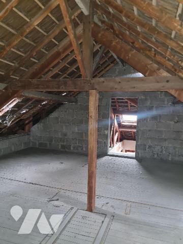 Venez visiter cette maison d'env. 95m² habitable, élevée sur sous-sol total située à 7mn en voi...