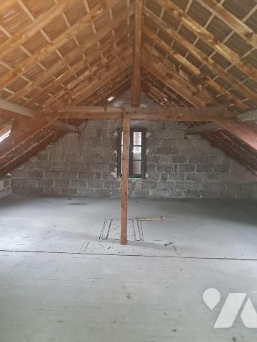 Venez visiter cette maison d'env. 95m² habitable, élevée sur sous-sol total située à 7mn en voi...