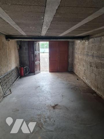 Venez visiter cette maison d'env. 95m² habitable, élevée sur sous-sol total située à 7mn en voi...