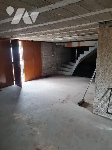 Venez visiter cette maison d'env. 95m² habitable, élevée sur sous-sol total située à 7mn en voi...