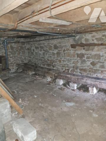 Venez visiter cette maison d'env. 95m² habitable, élevée sur sous-sol total située à 7mn en voi...