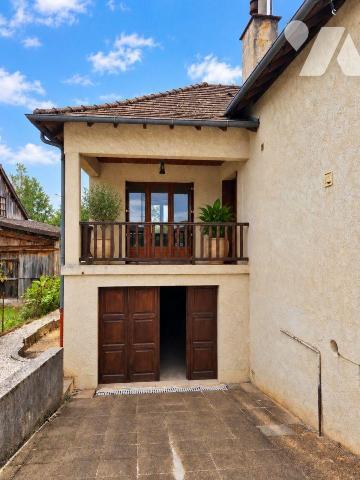 Venez visiter cette maison d'env. 95m² habitable, élevée sur sous-sol total située à 7mn en voi...