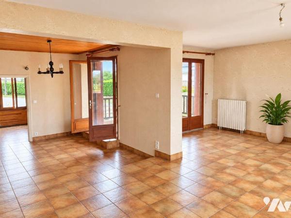 Venez visiter cette maison d'env. 95m² habitable, élevée sur sous-sol total située à 7mn en voi...