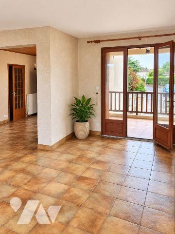 Venez visiter cette maison d'env. 95m² habitable, élevée sur sous-sol total située à 7mn en voi...