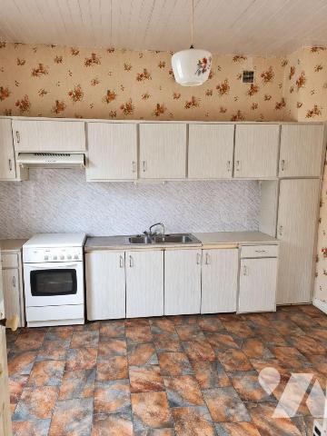 Venez visiter cette maison d'env. 95m² habitable, élevée sur sous-sol total située à 7mn en voi...