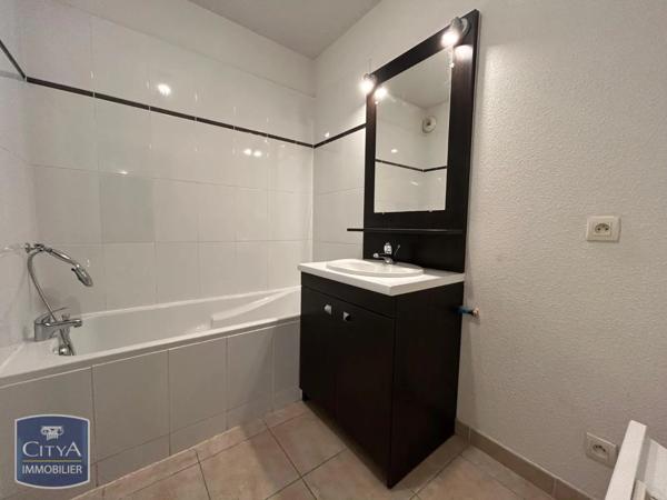 Appartement à louer 2 pièces 48.16m² Milhaud (30540)
