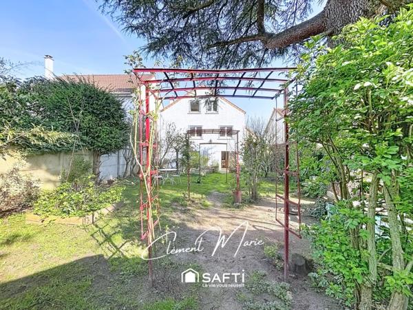 Maison individuelle de 156 m2 avec 5 chambres sur un terrain de 398 m2, garage et dépendance.