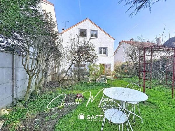 Maison individuelle de 156 m2 avec 5 chambres sur un terrain de 398 m2, garage et dépendance.