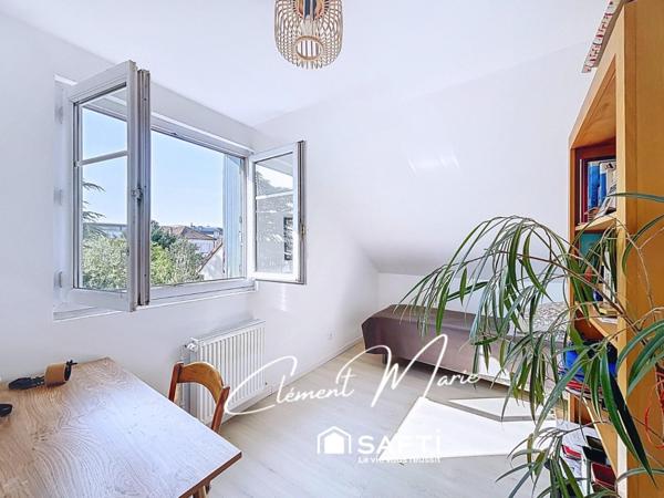 Maison individuelle de 156 m2 avec 5 chambres sur un terrain de 398 m2, garage et dépendance.