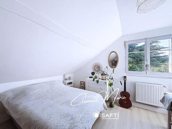 Maison individuelle de 156 m2 avec 5 chambres sur un terrain de 398 m2, garage et dépendance.