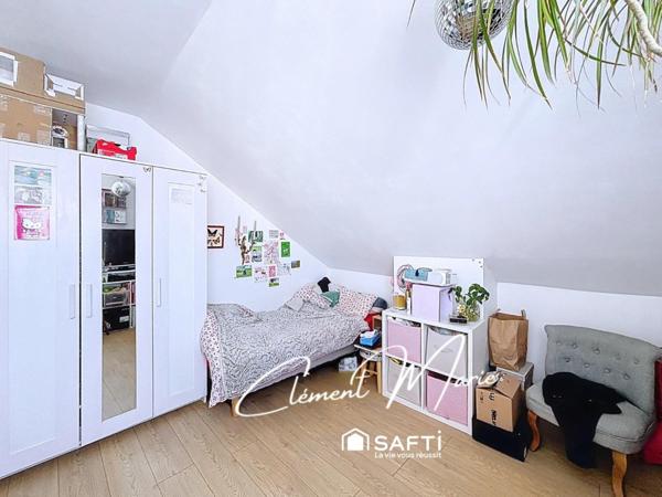 Maison individuelle de 156 m2 avec 5 chambres sur un terrain de 398 m2, garage et dépendance.