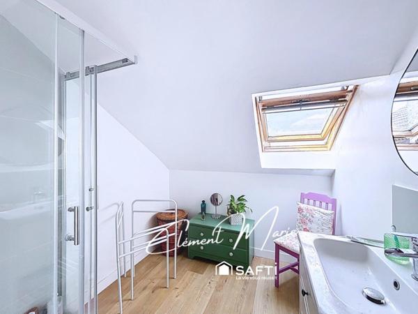 Maison individuelle de 156 m2 avec 5 chambres sur un terrain de 398 m2, garage et dépendance.