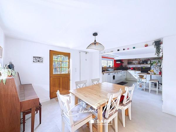 Maison individuelle de 156 m2 avec 5 chambres sur un terrain de 398 m2, garage et dépendance.