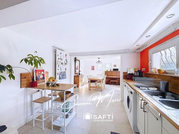 Maison individuelle de 156 m2 avec 5 chambres sur un terrain de 398 m2, garage et dépendance.