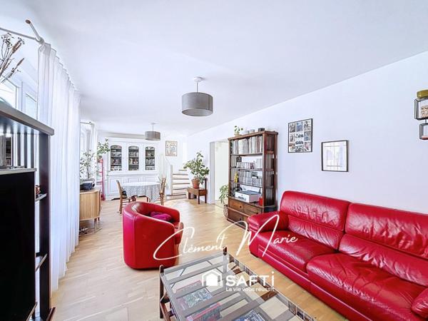Maison individuelle de 156 m2 avec 5 chambres sur un terrain de 398 m2, garage et dépendance.