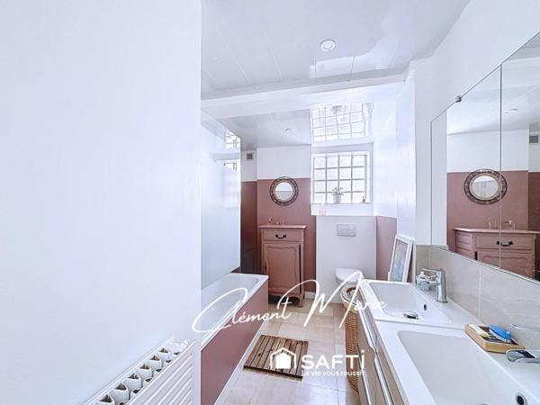 Maison individuelle de 156 m2 avec 5 chambres sur un terrain de 398 m2, garage et dépendance.