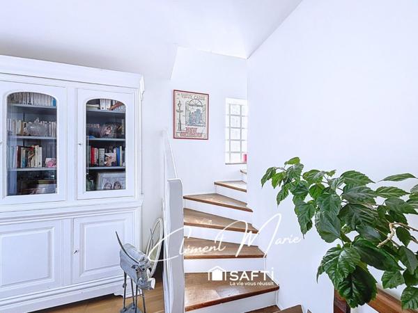 Maison individuelle de 156 m2 avec 5 chambres sur un terrain de 398 m2, garage et dépendance.