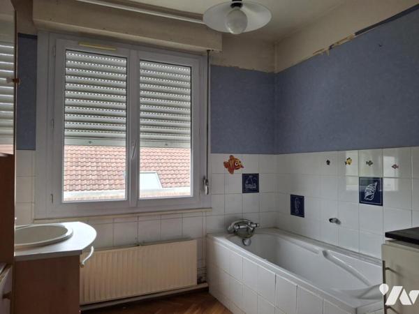 Maison de 90m² hab avec 3 chambres sur le même palier;  2 SDB; SOUS SOL complet ; JARDIN et Garage  