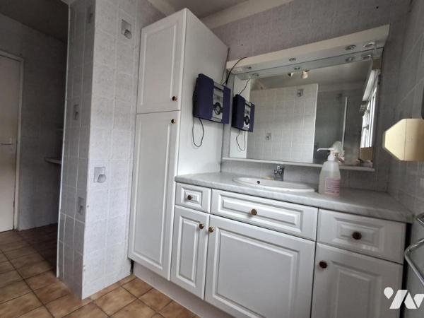Maison de 90m² hab avec 3 chambres sur le même palier;  2 SDB; SOUS SOL complet ; JARDIN et Garage  