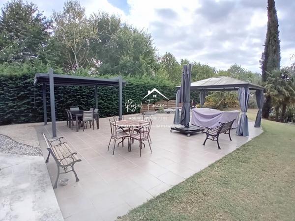 Vue sur le parc et la piscine, dans un cadre idyllique , venez poser vos valises