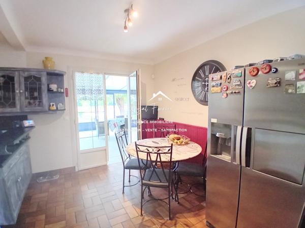 Vue sur le parc et la piscine, dans un cadre idyllique , venez poser vos valises