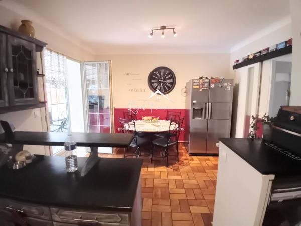 Vue sur le parc et la piscine, dans un cadre idyllique , venez poser vos valises