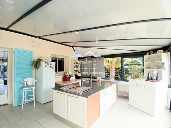 Vue sur le parc et la piscine, dans un cadre idyllique , venez poser vos valises