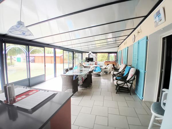 Vue sur le parc et la piscine, dans un cadre idyllique , venez poser vos valises