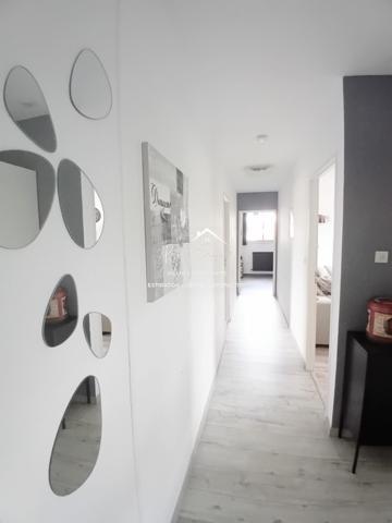 Vue sur le parc et la piscine, dans un cadre idyllique , venez poser vos valises