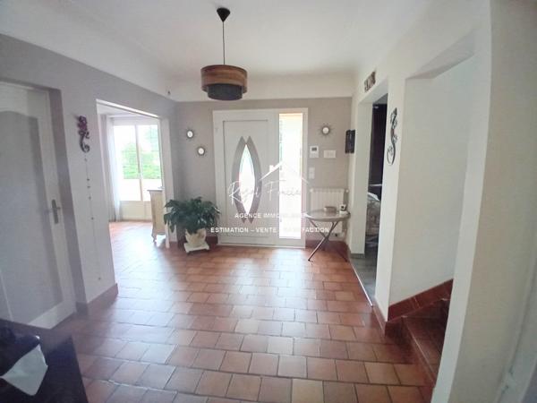 Vue sur le parc et la piscine, dans un cadre idyllique , venez poser vos valises