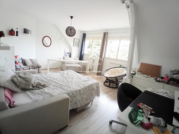 Vue sur le parc et la piscine, dans un cadre idyllique , venez poser vos valises