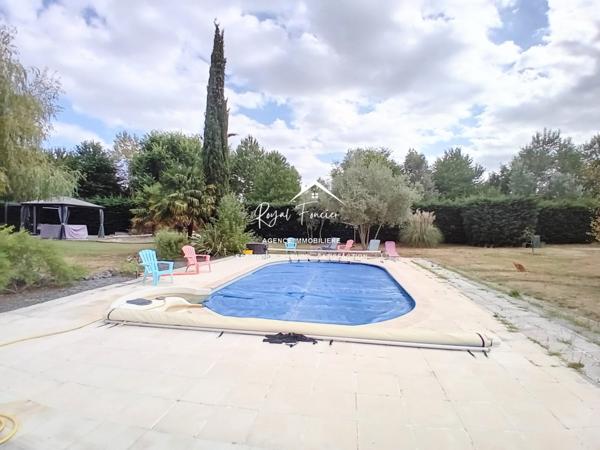 Vue sur le parc et la piscine, dans un cadre idyllique , venez poser vos valises