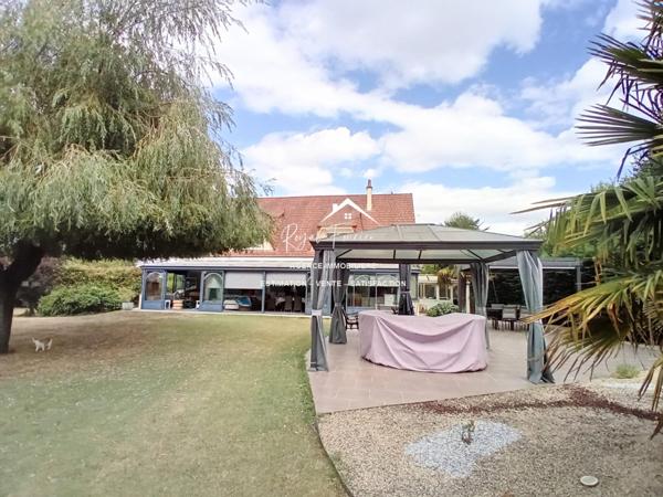 Vue sur le parc et la piscine, dans un cadre idyllique , venez poser vos valises