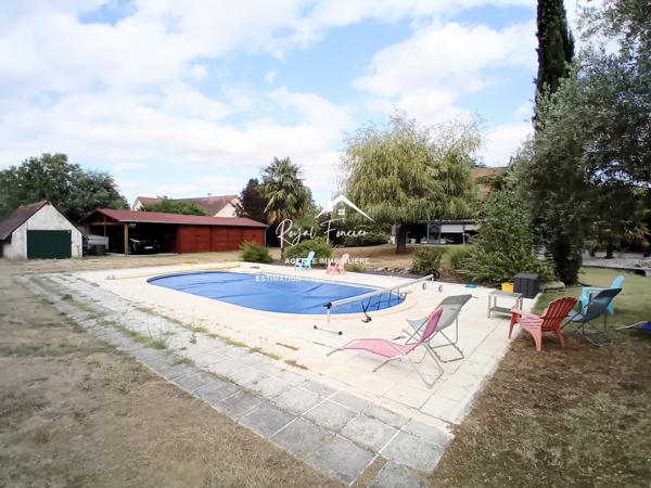 Vue sur le parc et la piscine, dans un cadre idyllique , venez poser vos valises