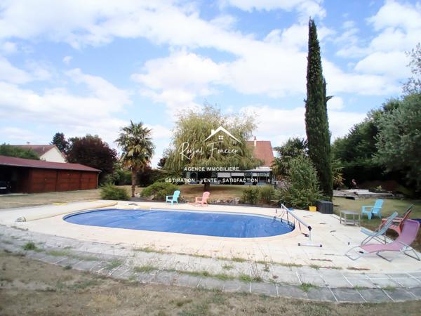 Vue sur le parc et la piscine, dans un cadre idyllique , venez poser vos valises