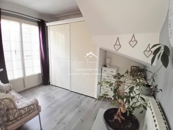 Vue sur le parc et la piscine, dans un cadre idyllique , venez poser vos valises