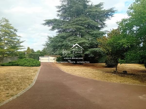 Vue sur le parc et la piscine, dans un cadre idyllique , venez poser vos valises