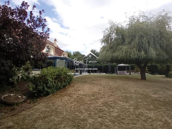 Vue sur le parc et la piscine, dans un cadre idyllique , venez poser vos valises